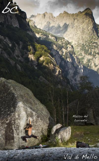 Jo bouldering on "Masso del torrente"